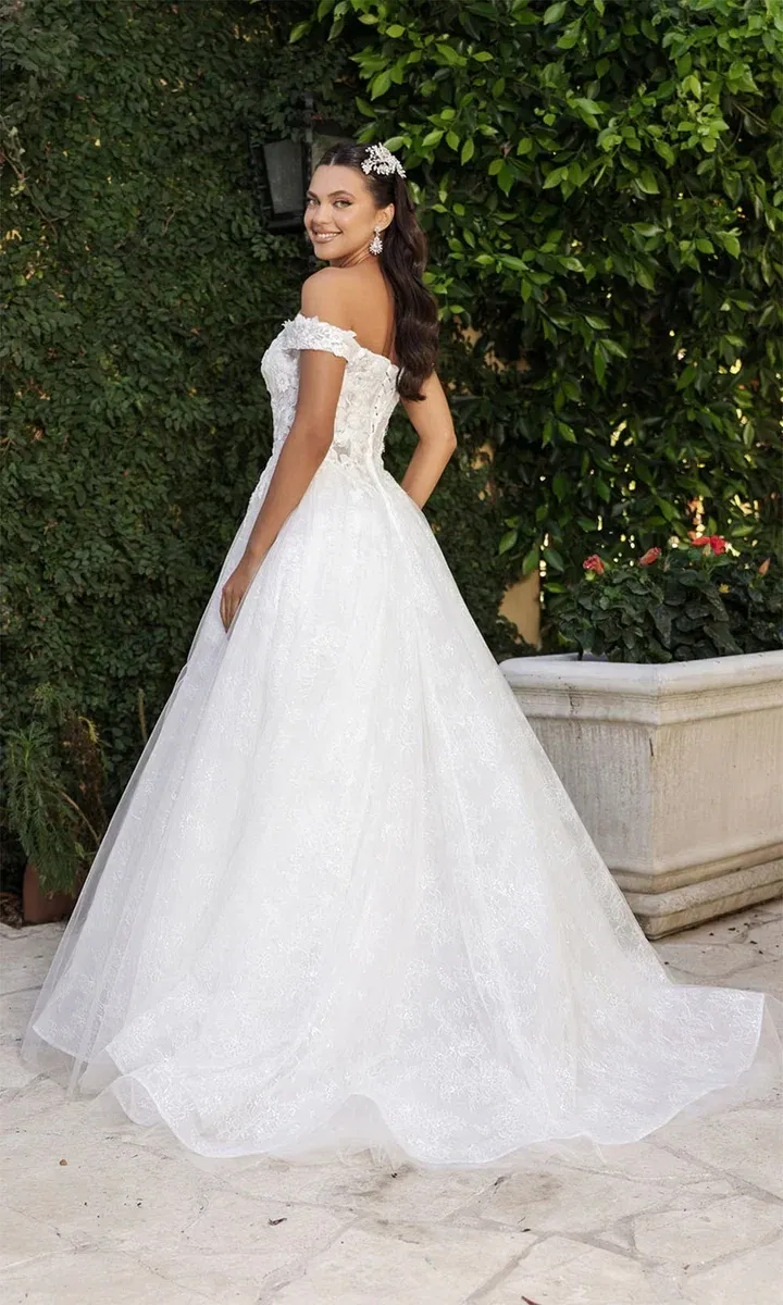 Vestido de Novia Off Shoulder estilo corsé con transparencia decorado con apliques y pedrería, falda corte A