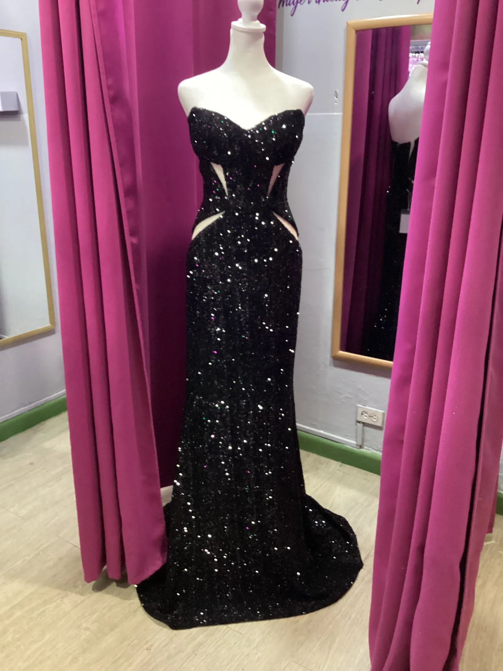 Vestido de gala Strapless ajustado color Negro decorado con microlentejuelas con falda corte A