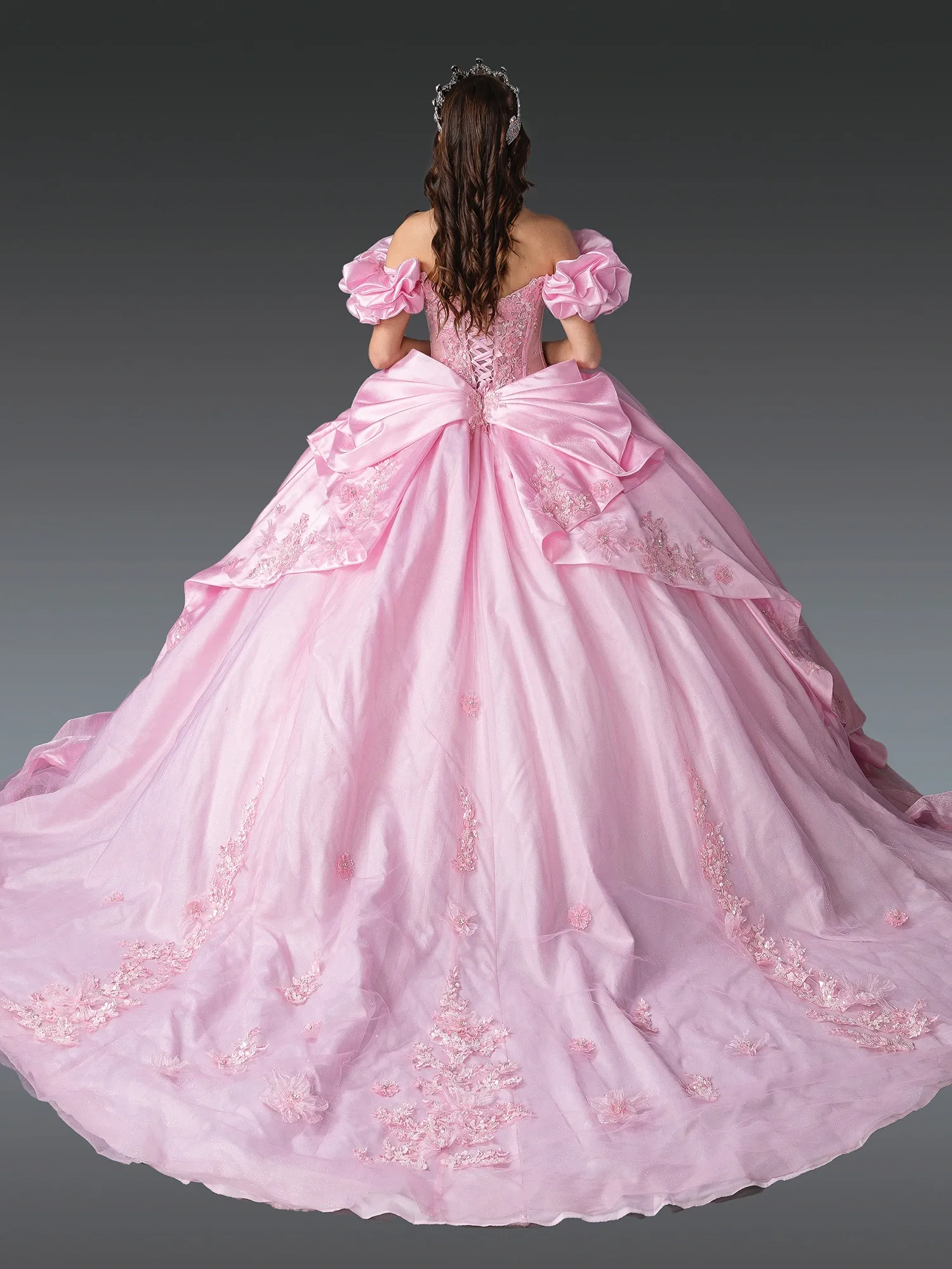 Vestido de 15 años Off Shoulder decorado con apliques,  falda corte Princesa con cola y lazo