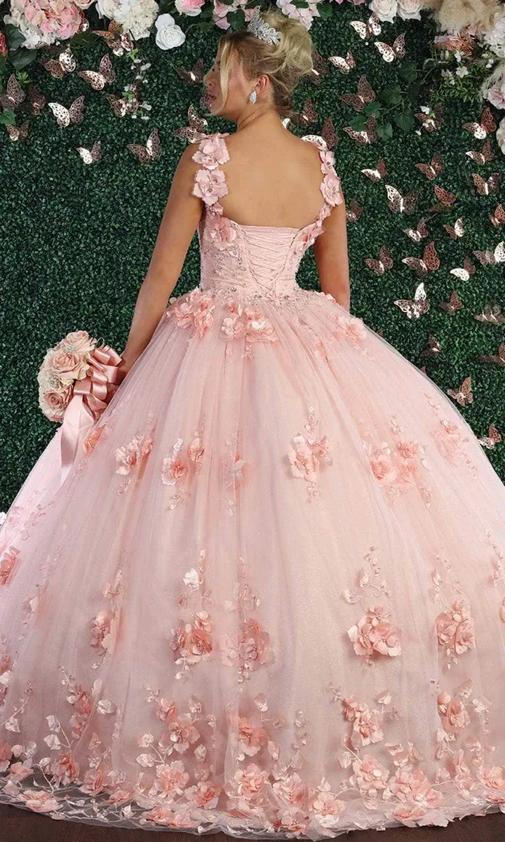 Vestido de 15 años de tiras decorado con apliques y flores en 3D y falda corte princesa