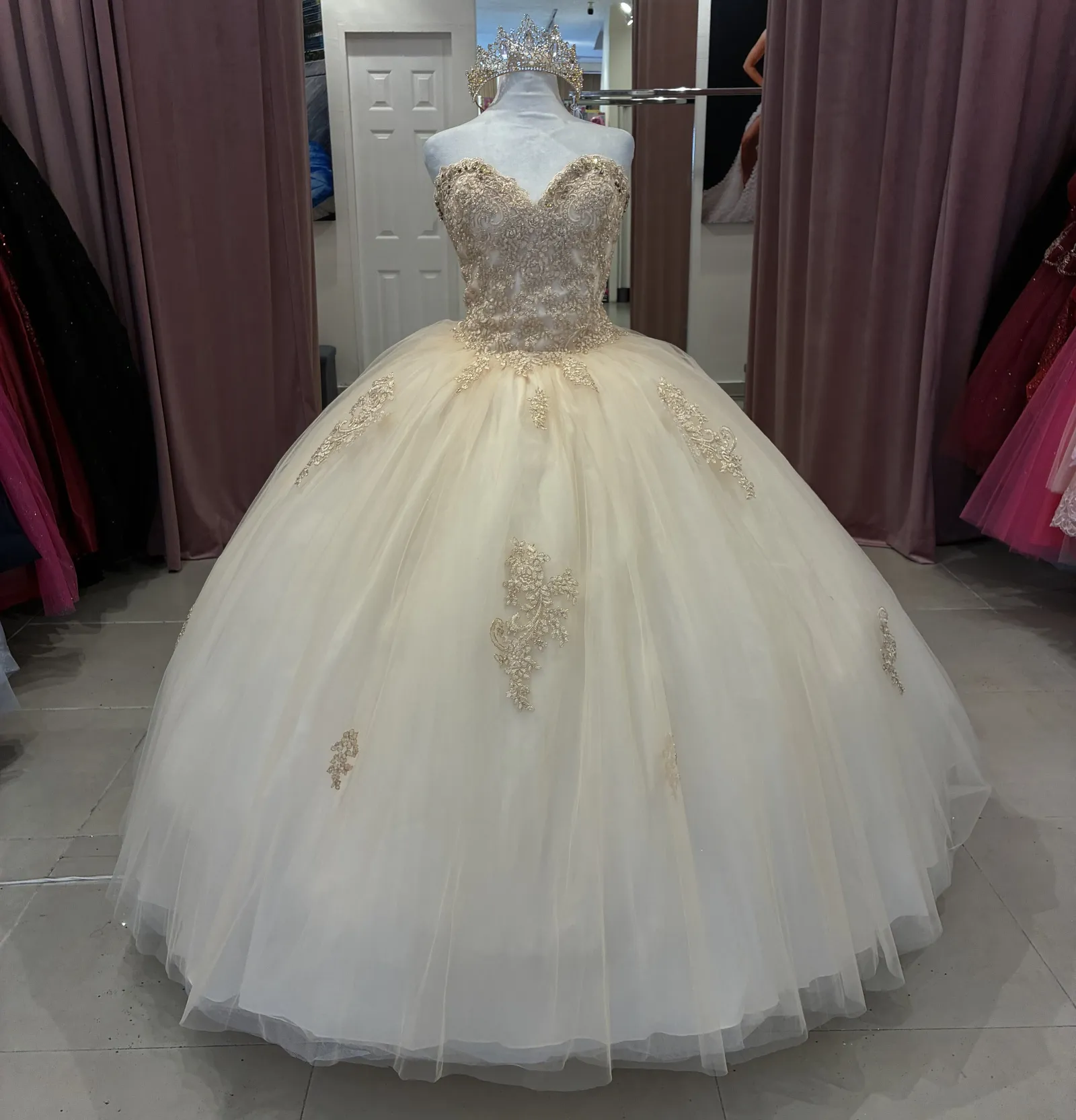 Vestido de 15 años Strapless decorado con pedreria en Top y glitter, falda corte princesa