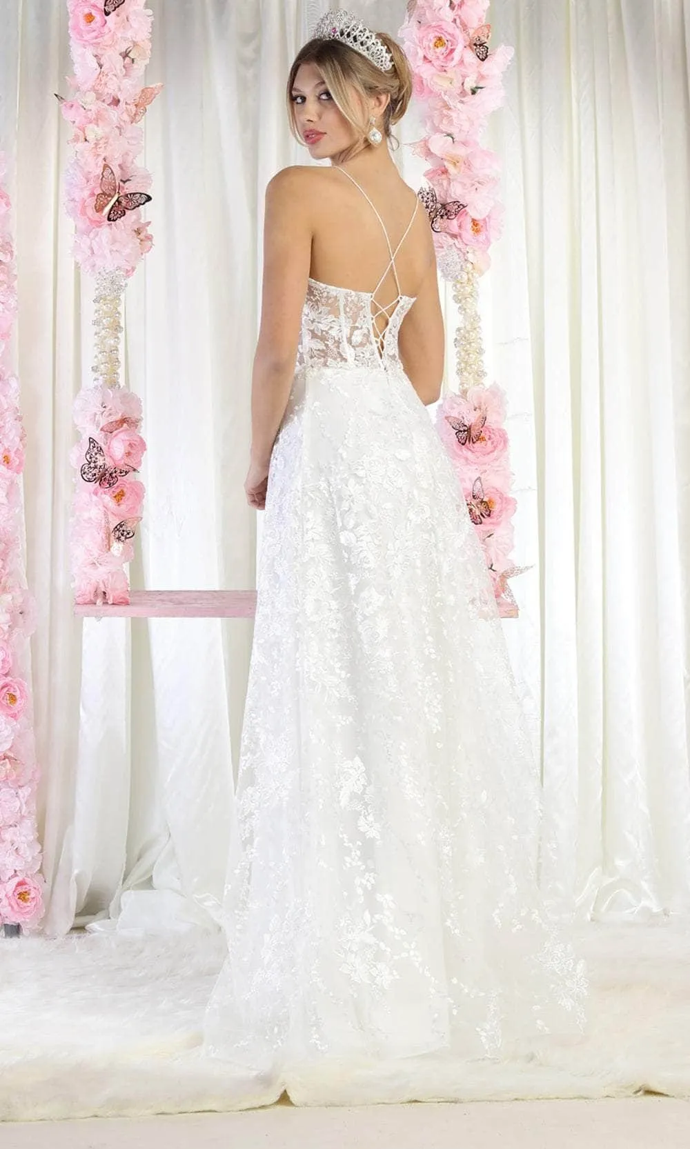 Vestido de Novia de tiras estilo corset con transparencia color Blanco decorado con apliques y  falda corte A