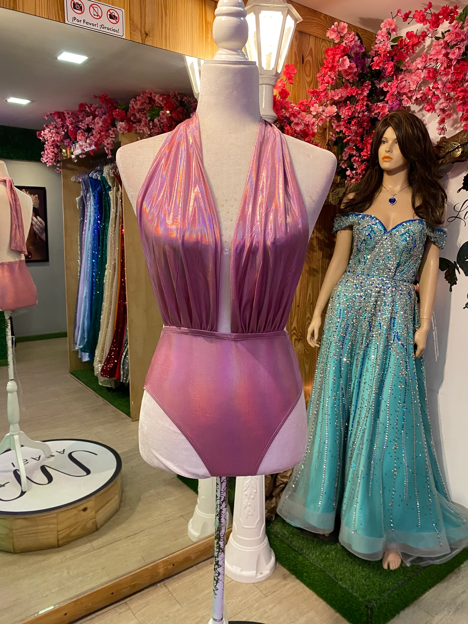 Traje Body Cuello corte V drapeado en tela metal brillante