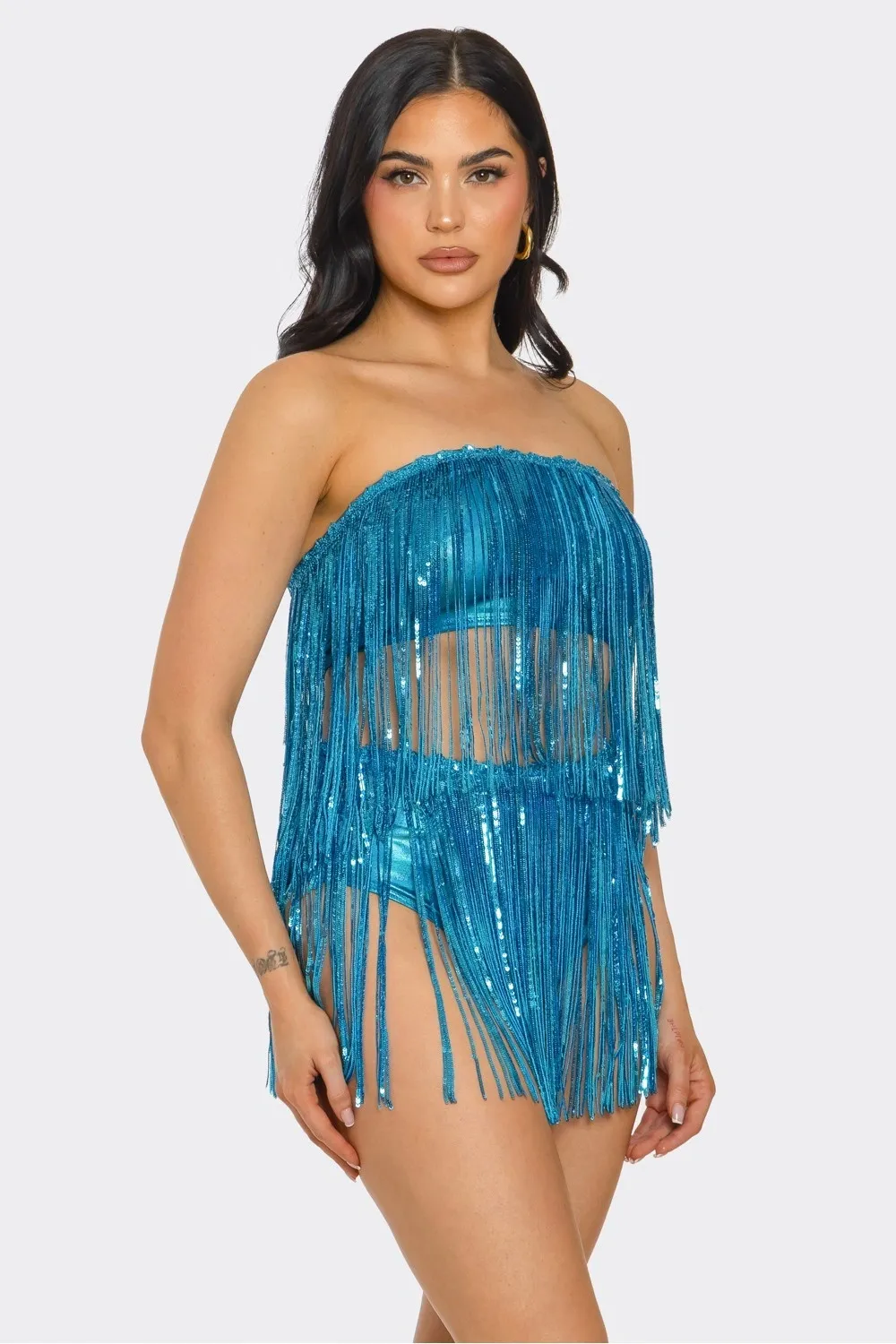 Traje de baile corto de dos piezas y flecos de lentejuelas