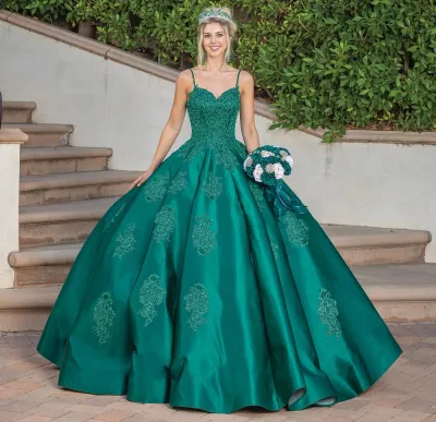 Vestido de 15 años de tiras decorado con apliques en Top y falda corte Princesa