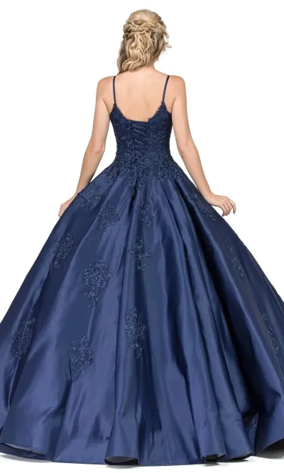 Vestido de 15 años de tiras decorado con apliques en Top y falda corte Princesa