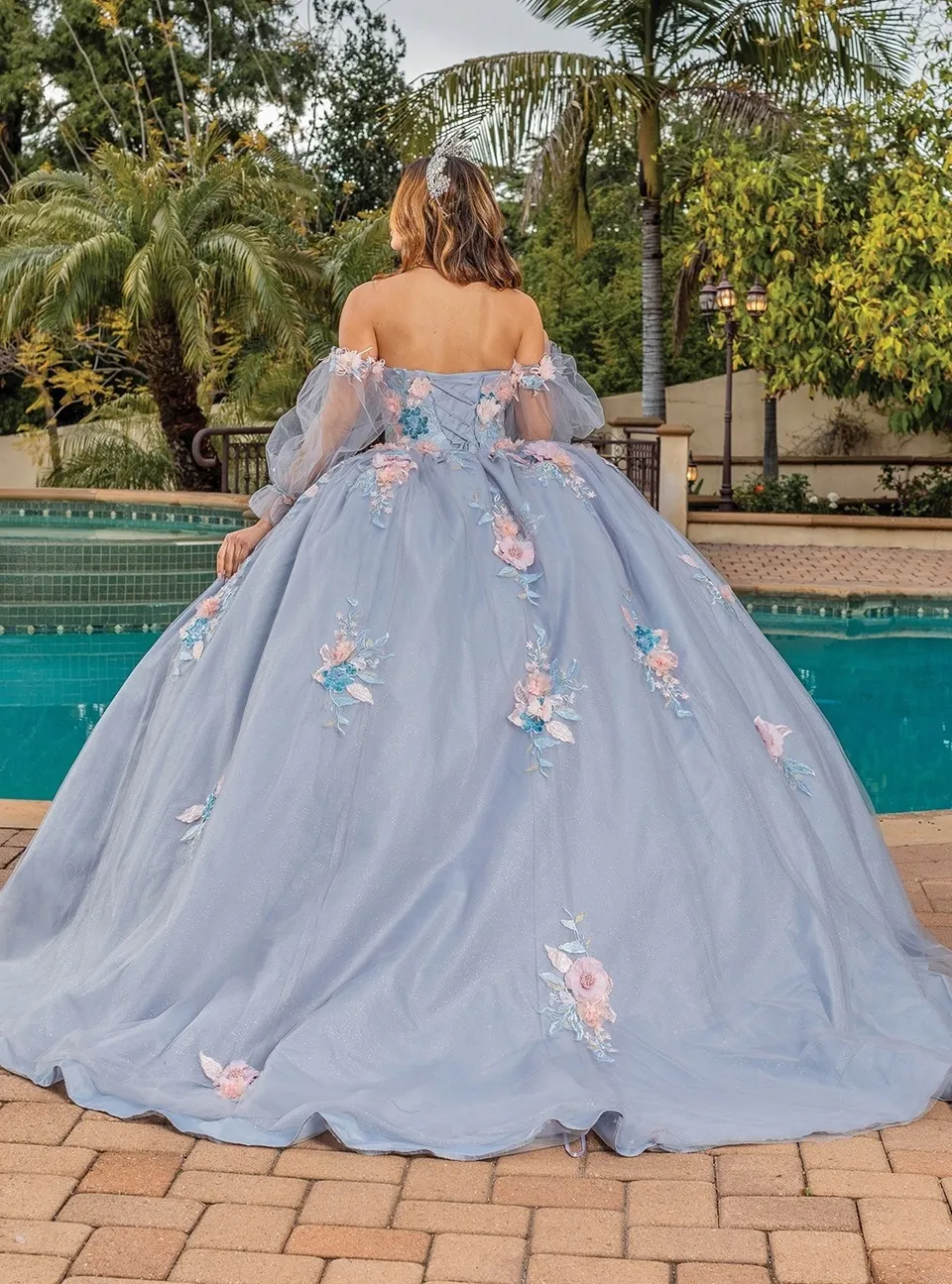 Vestido de 15 años con mangas abullonadas, decorado con apliques de flores y falda corte princesa