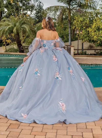 Vestido de 15 años con mangas abullonadas, decorado con apliques de flores y falda corte princesa
