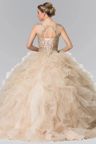 Vestido de 15 años cuello Halter espalda descubierta estilo corset decorado con apliques dorados en top y falda corte princesa con volantes