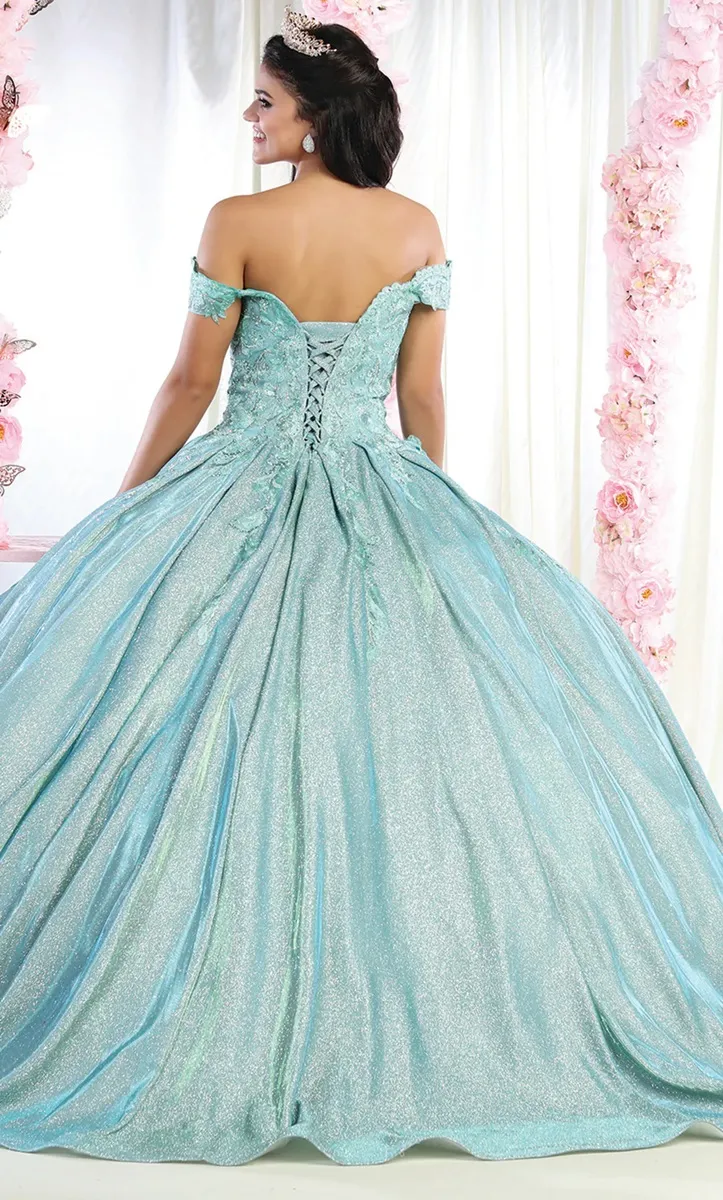 Vestido de 15 años Off Shoulder color Sage en tela de glitter  decorado con apliques en top y falda corte princesa