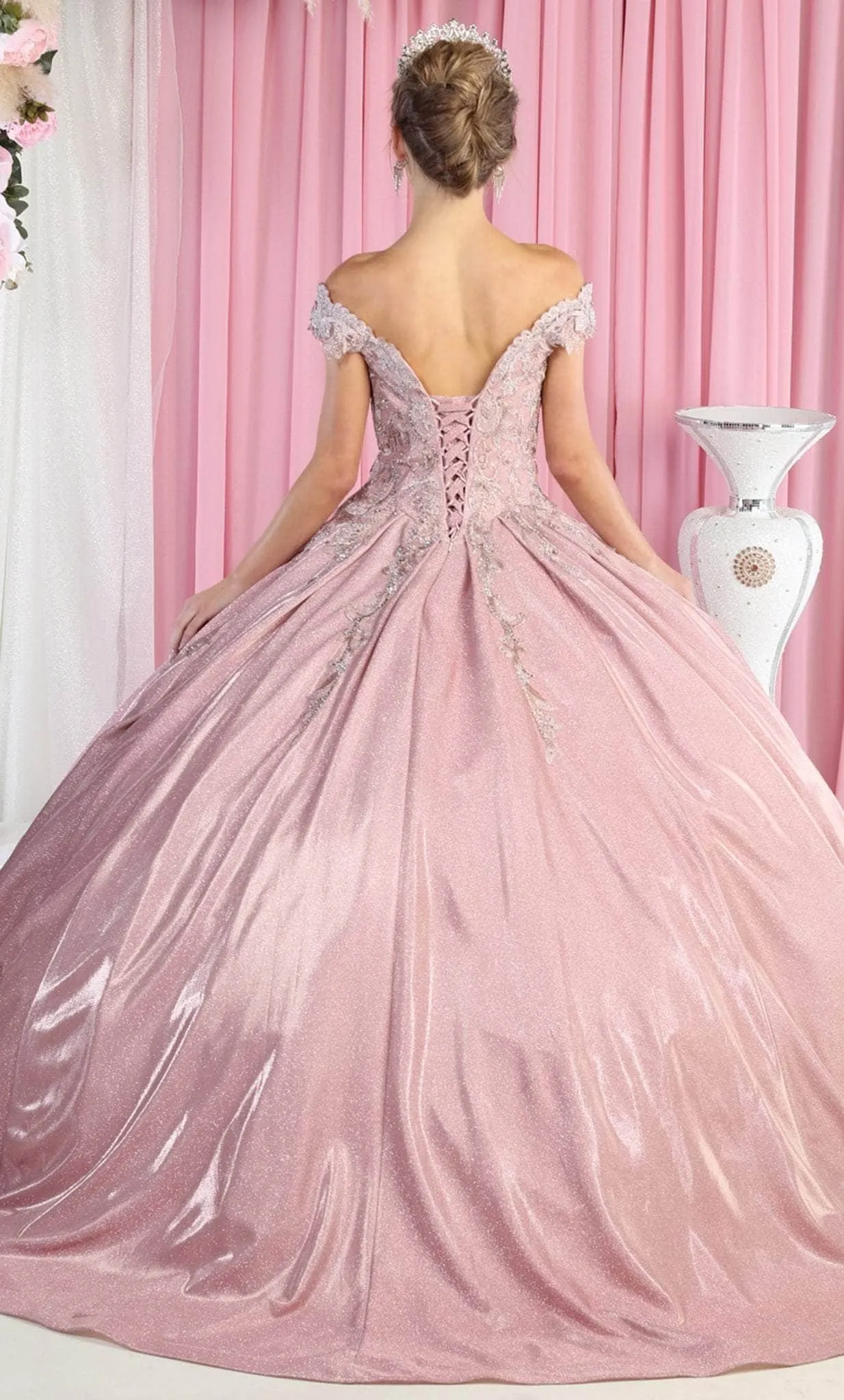 Vestido de 15 años Off Shoulder color Sage en tela de glitter  decorado con apliques en top y falda corte princesa