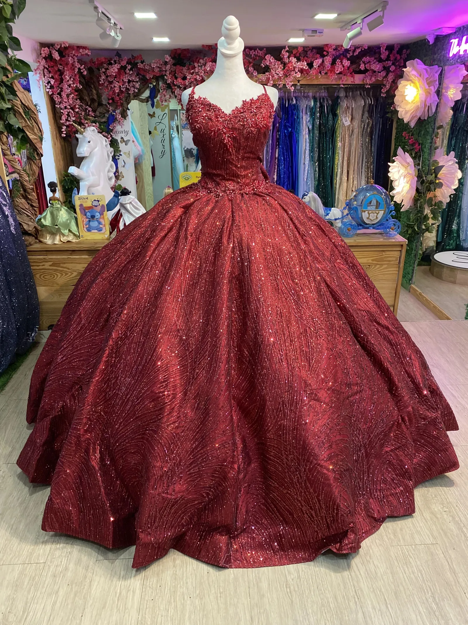 Vestido de 15 años de tiras en tela de Glitter y falda corte Princesa con lazo