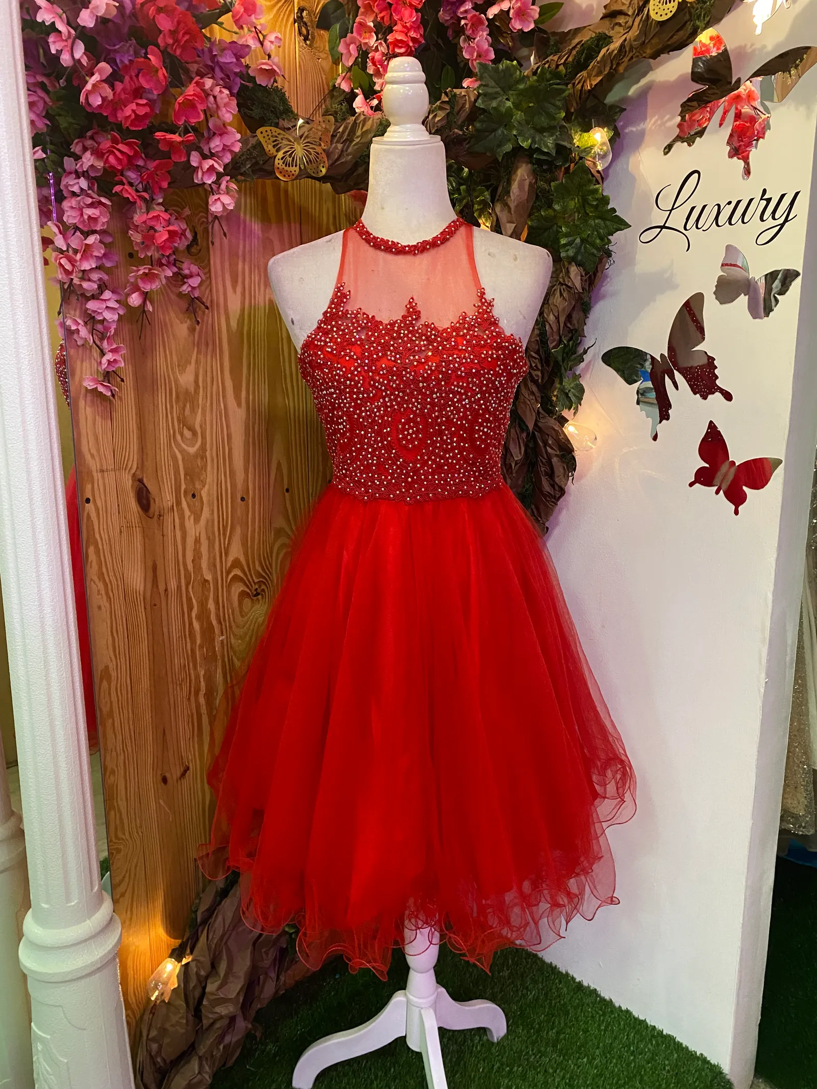 Vestido corto de Quinceañera cuello Halter decorado con pedreria y falda corte A de Tul