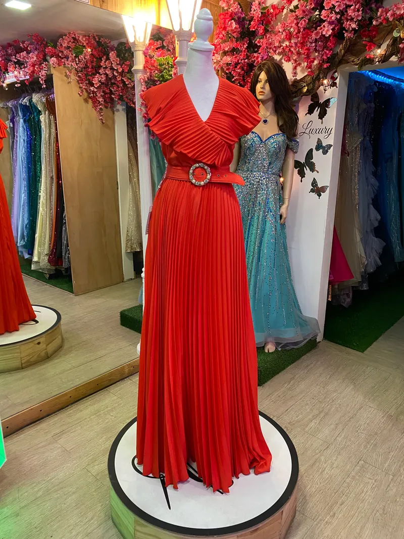 Vestido casual Cuello corte V en tela estilo acordion color Naranja con correa y falda corte A