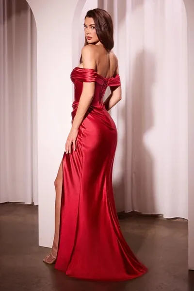 Vestido de Gala Off Shoulder en tela de seda estilo corset y falda con abertura lateral