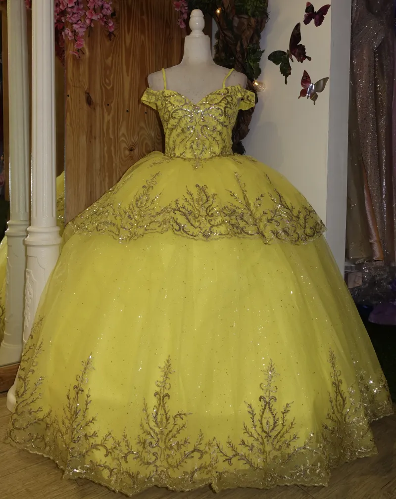Vestido Petit corte princesa decorado con apliques dorados