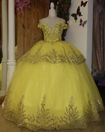 Vestido Petit corte princesa decorado con apliques dorados