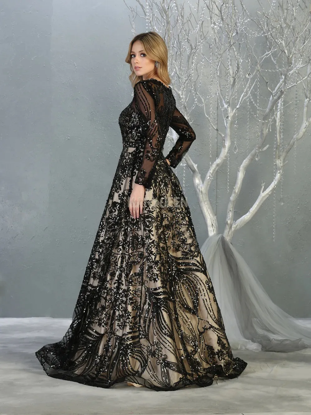 Vestido de Gala manga larga con transparecia decorado con apliques de flores en lentjuelas y falda corte A