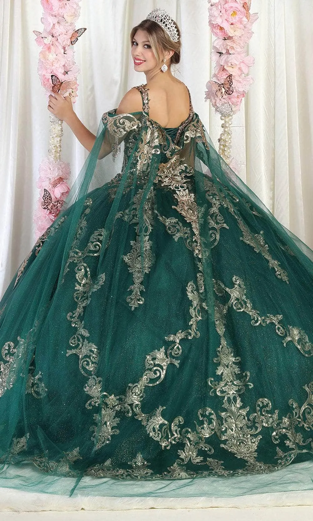 Vestido de 15 años Off Shoulder con capa en mangas decorado con apliques dorados y falda corte princesa