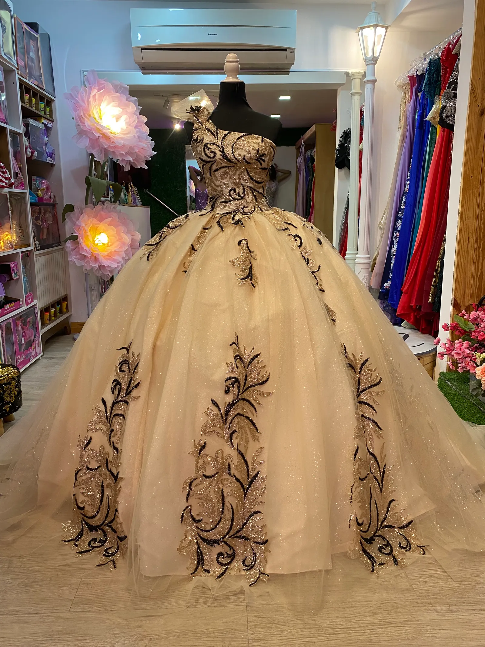 Vestido de 15 años One Shoulder decorado con apliques de Glitter y falda corte Princesa con cola