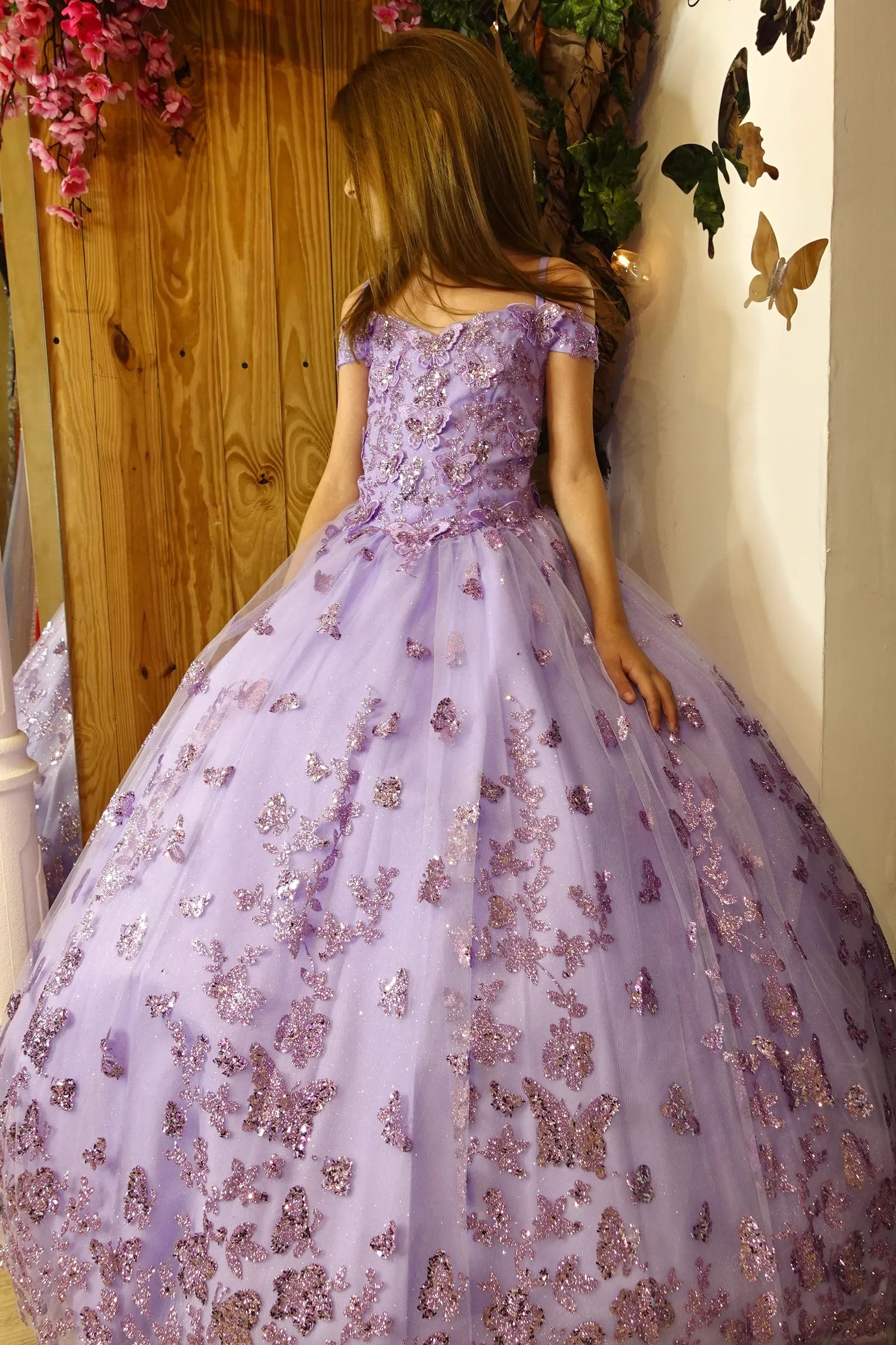 Vestido Petit corte princesa Off Shoulder decorado con apliques de Mariposas en Glitter