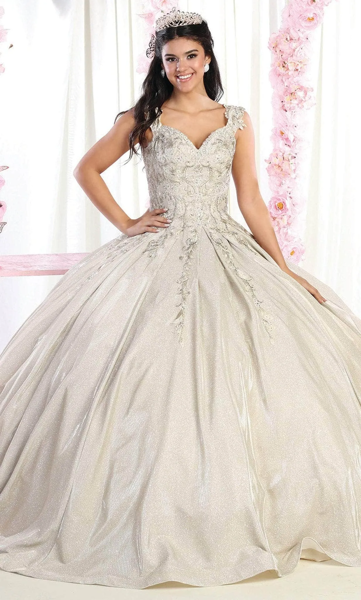 Vestido de 15 años Off Shoulder color Sage en tela de glitter  decorado con apliques en top y falda corte princesa