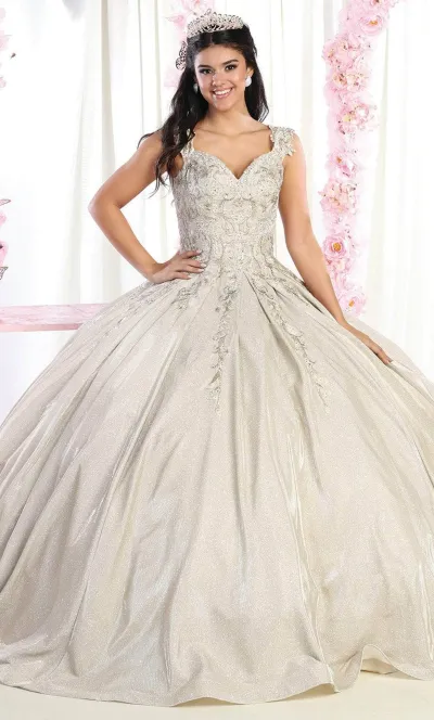 Vestido de 15 años Off Shoulder color Sage en tela de glitter  decorado con apliques en top y falda corte princesa