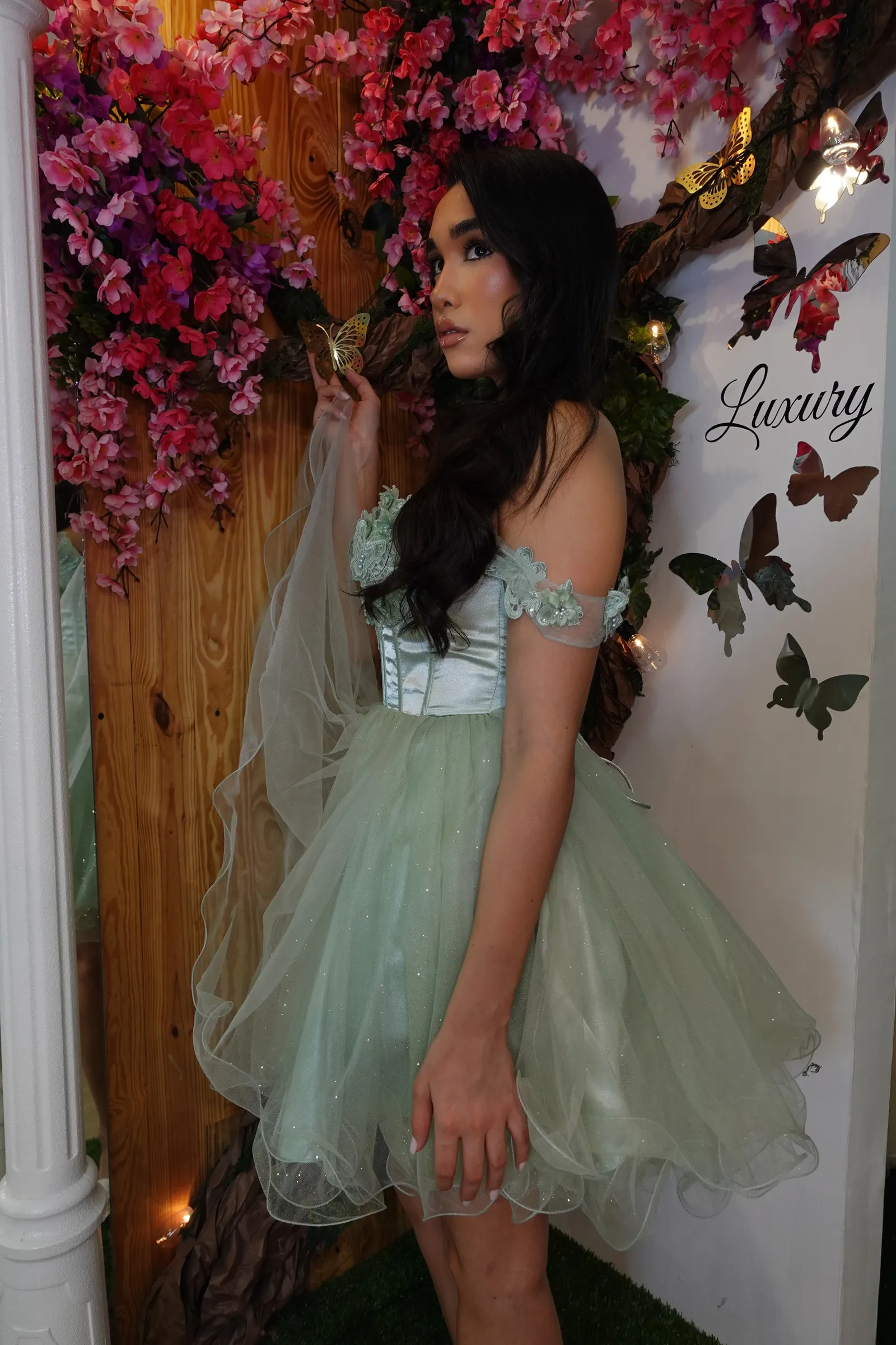 Vestido de Quinceañera corto Off Shoulder estilo corset decorado con apliques de flores y mariposas en Top