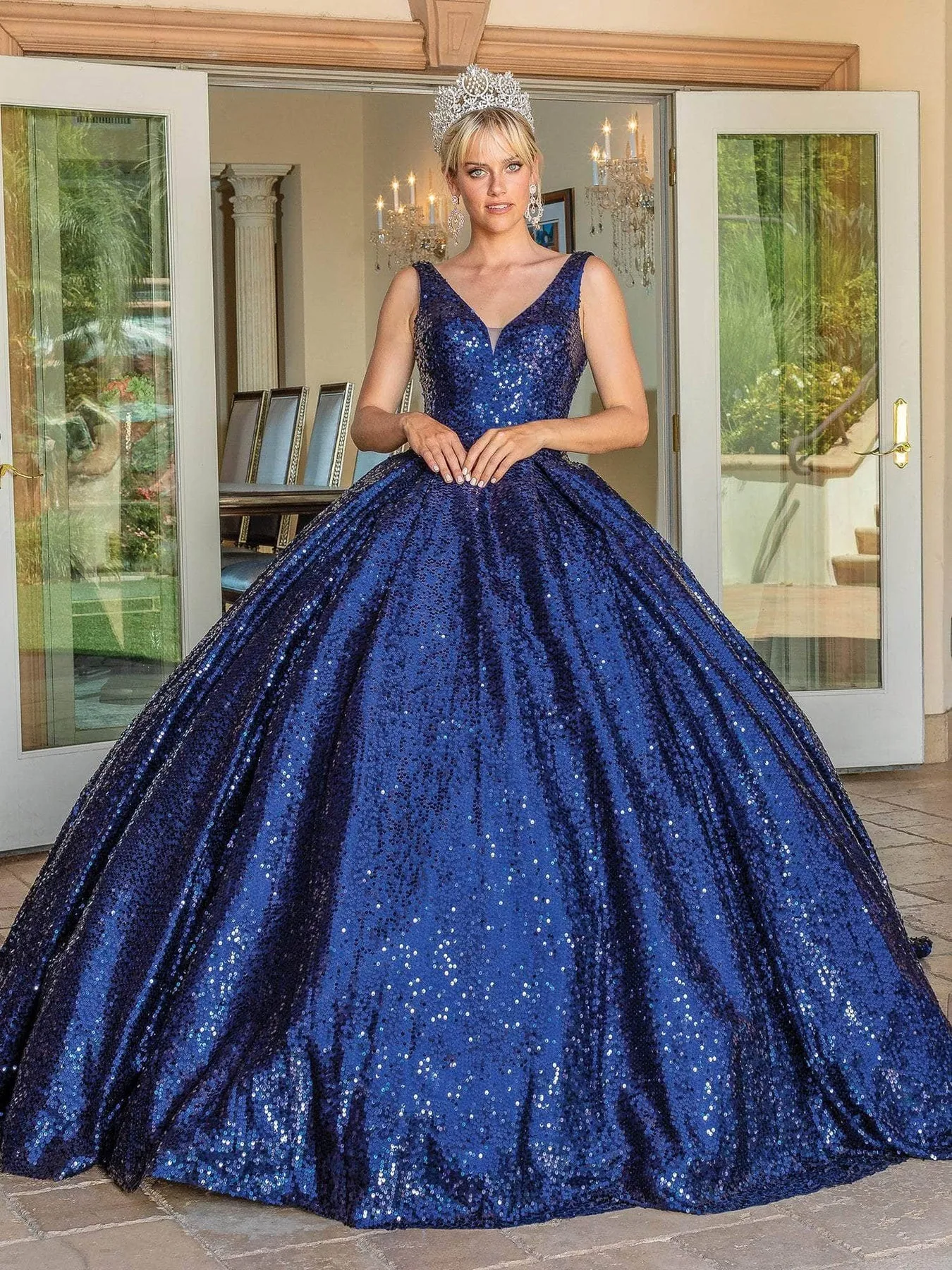 Vestido de 15 años en tela de lentejuelas y falda corte princesa con cola