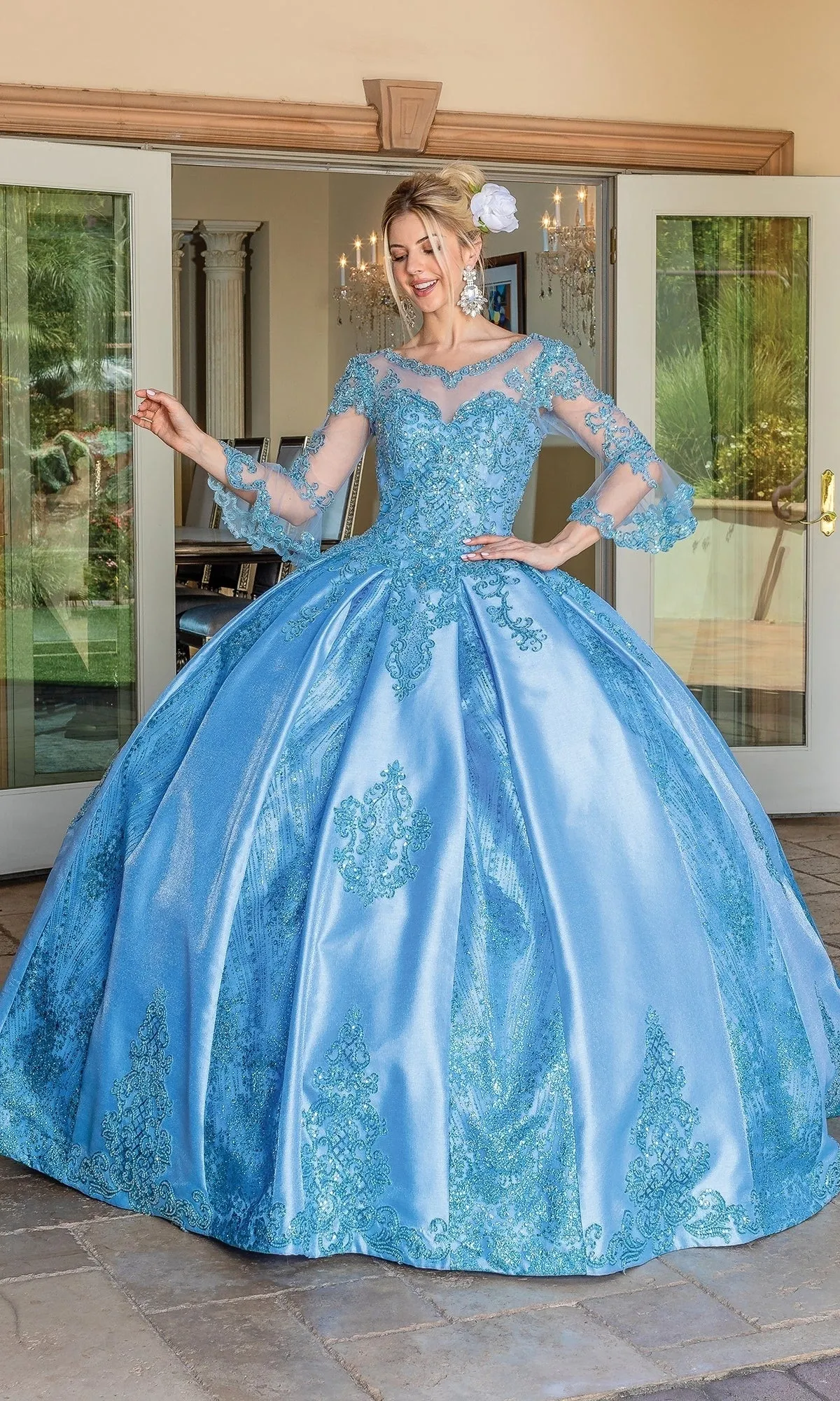 Vestido de 15 años de manga larga decorado con apliques y falda corte Princesa