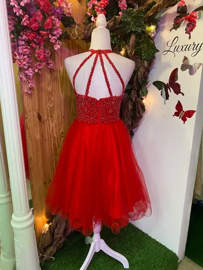 Vestido corto de Quinceañera cuello Halter decorado con pedreria y falda corte A de Tul