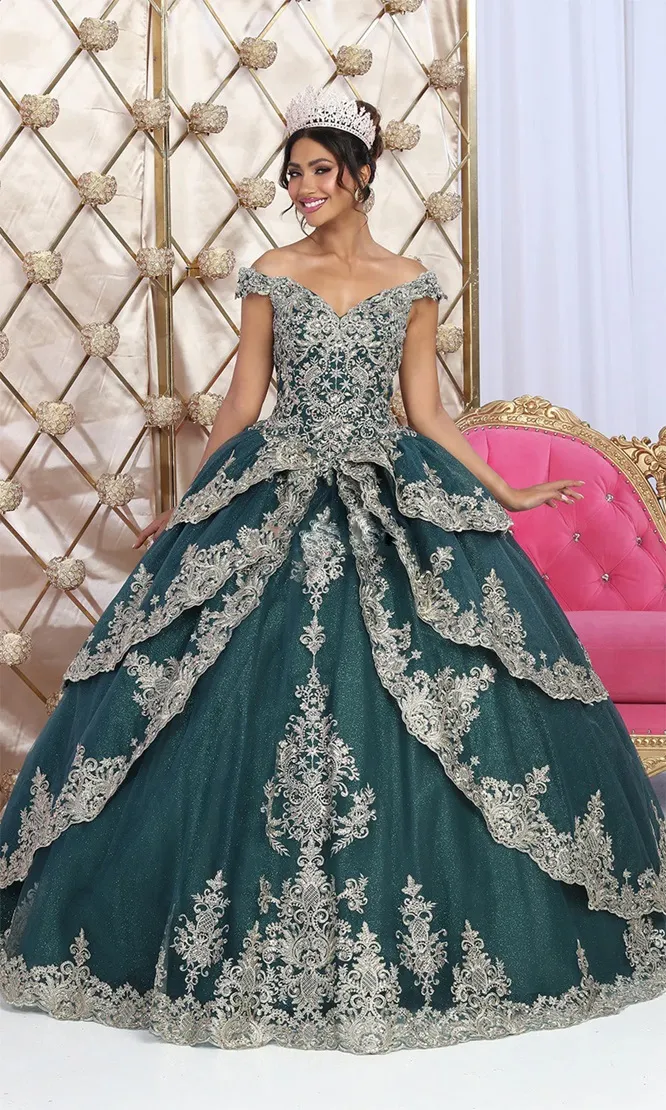 Vestido de 15 años Off Shoulder decorado con apliques dorados y falda corte princesa con capas