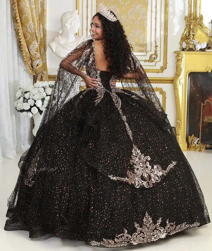 Vestido de 15 años color Negro de tiras decorado con glitter y apliques dorados, falda corte princesa