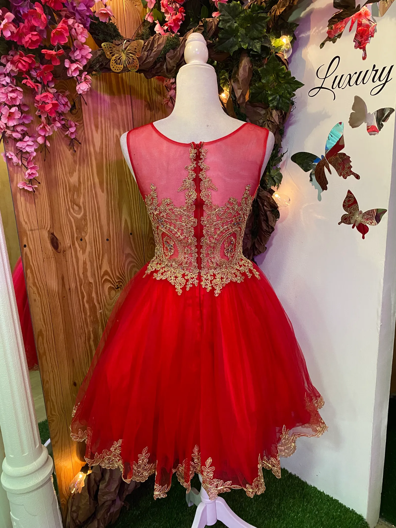 Vestido corto de Quinceañera decorado con apliques dorados en Top y falda corte A de Tul