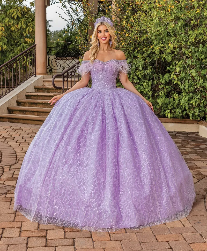Vestido de 15 años Off Shoulder decorado con Pedreria y lentejuelas en Top, plumas desmontables en mangas y falda corte Princesa de Glitter