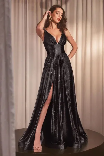 Vestido de Gala cuello en V decorado con Glitter y falda corte A con abertura lateral