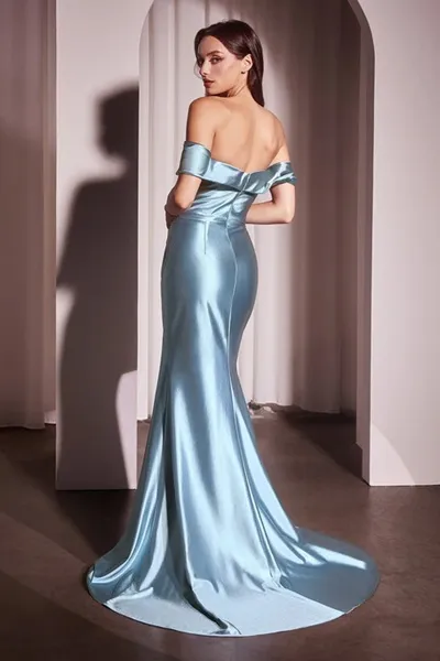 Vestido de Gala Off Shoulder en tela de Seda, mangas caídas y falda con abertura lateral