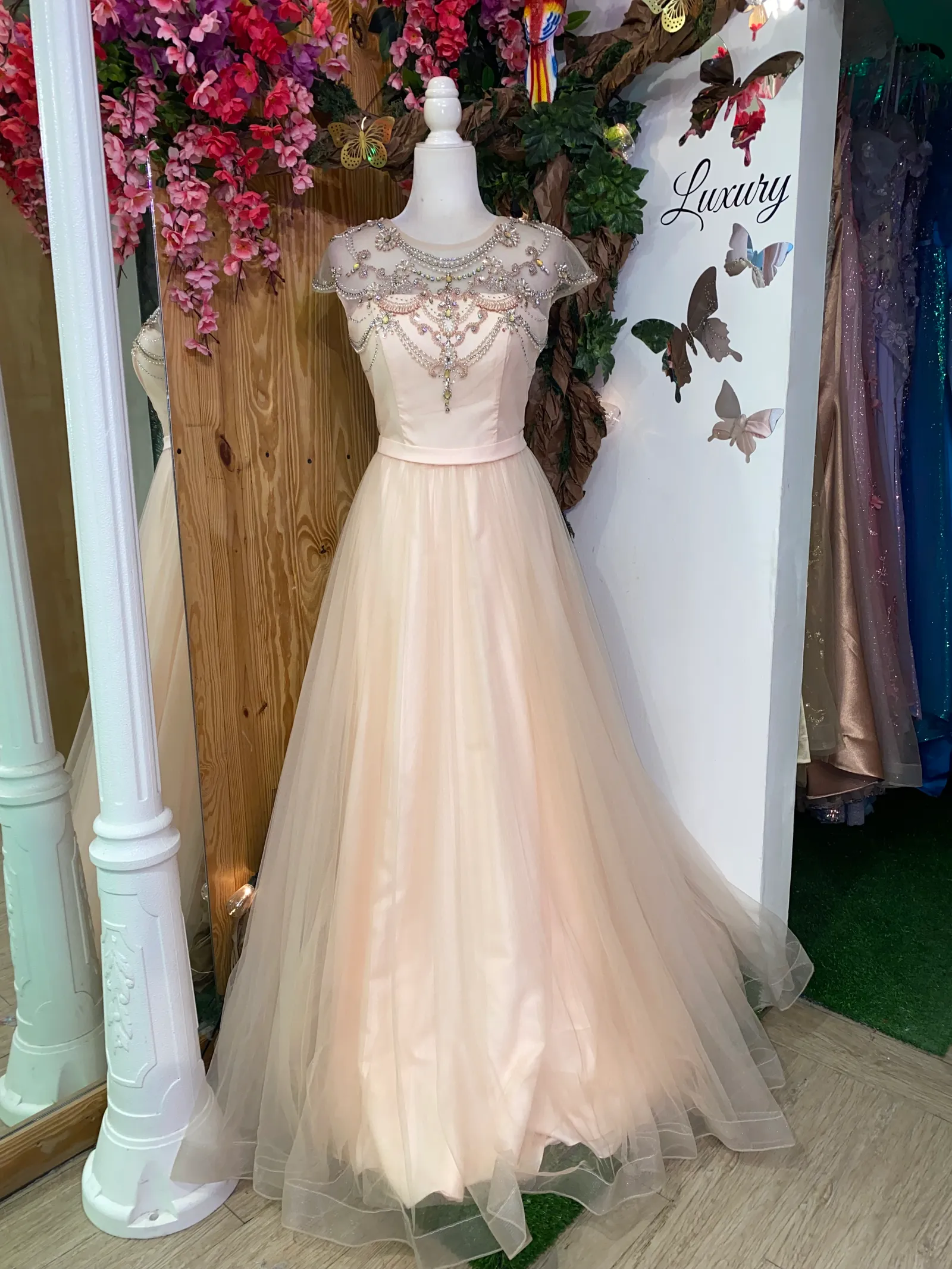 Vestido de Gala color Blush decorado con cristales en Top y falda corte A de Tull