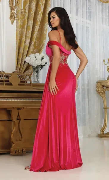 Vestido de Gala Off Shoulder en tela de terciopelo decorada con apliques dorados en cintura