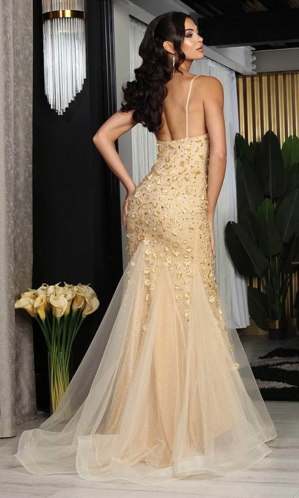 Vestido de Gala de tiras corte sirena decorado con pedreria y flores