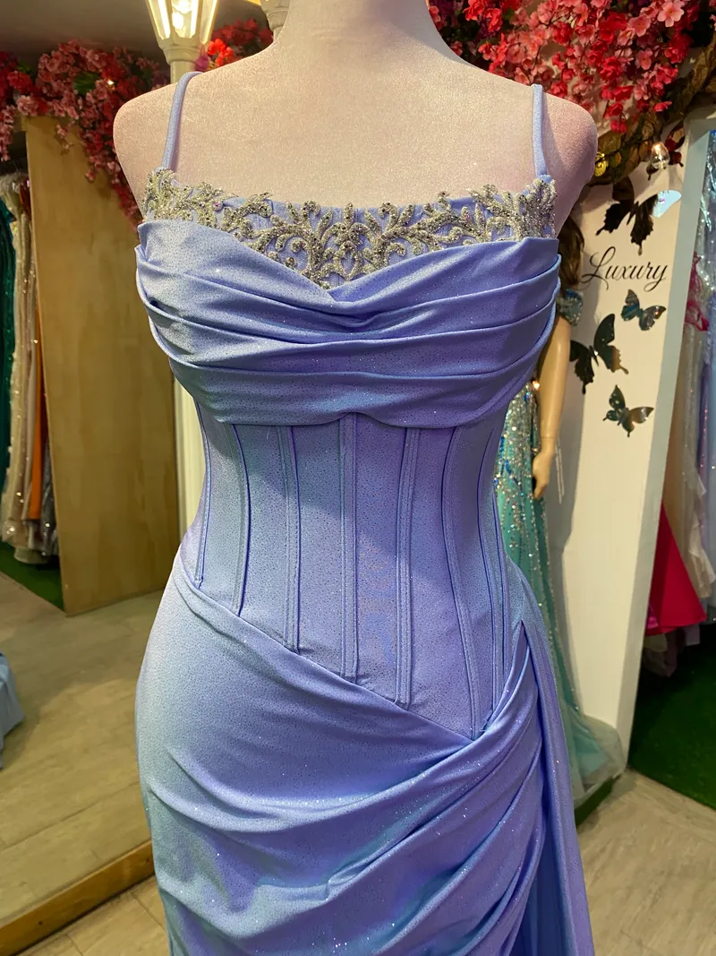 Vestido de gala de tiras drapeado estilo corset color Azul decorado con apliques dorados en escote y falda corte A con abertura lateral