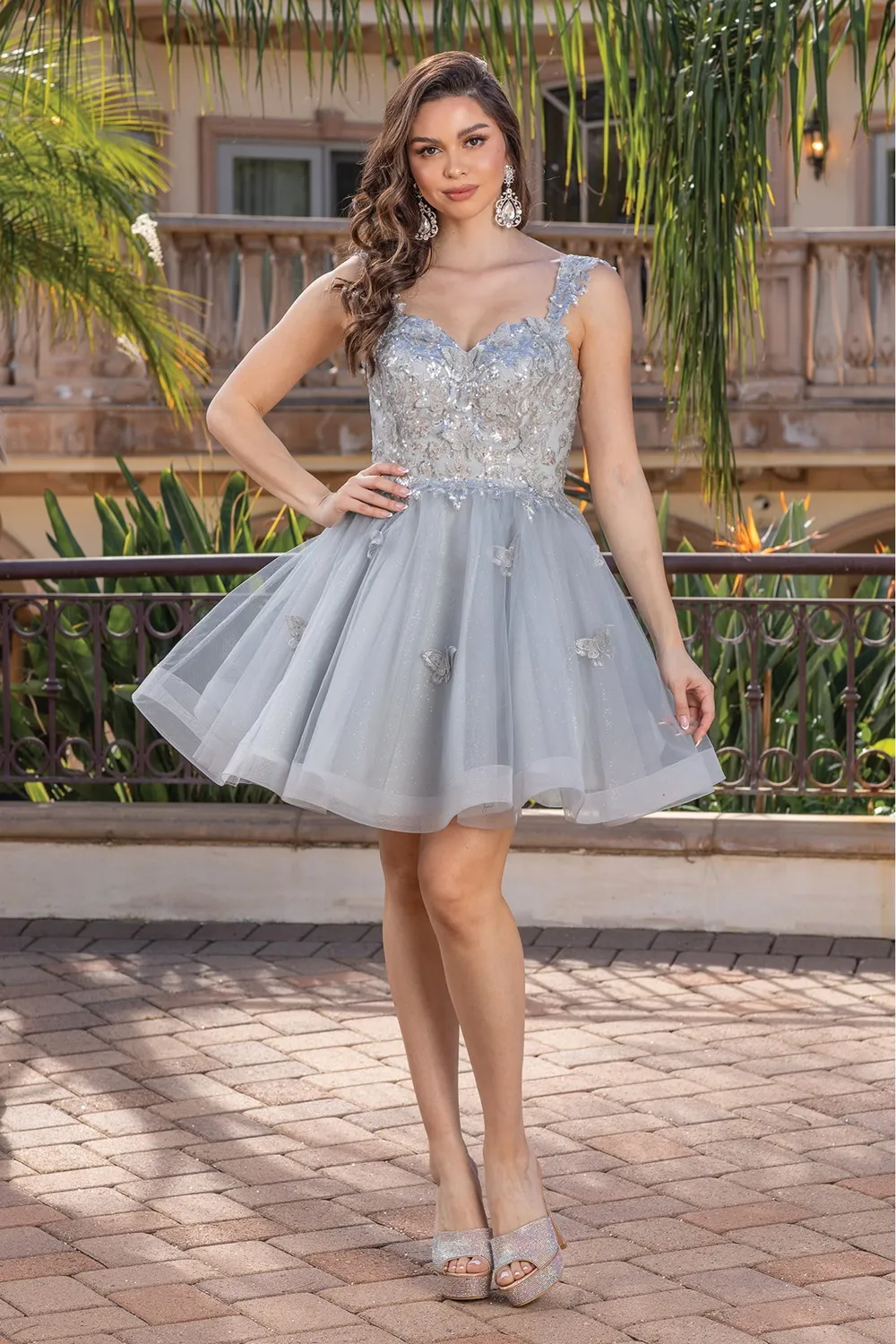 Vestido de Quinceañera corto de tiras falda corte A de vuelos decorado con apliques y mariposas en 3D