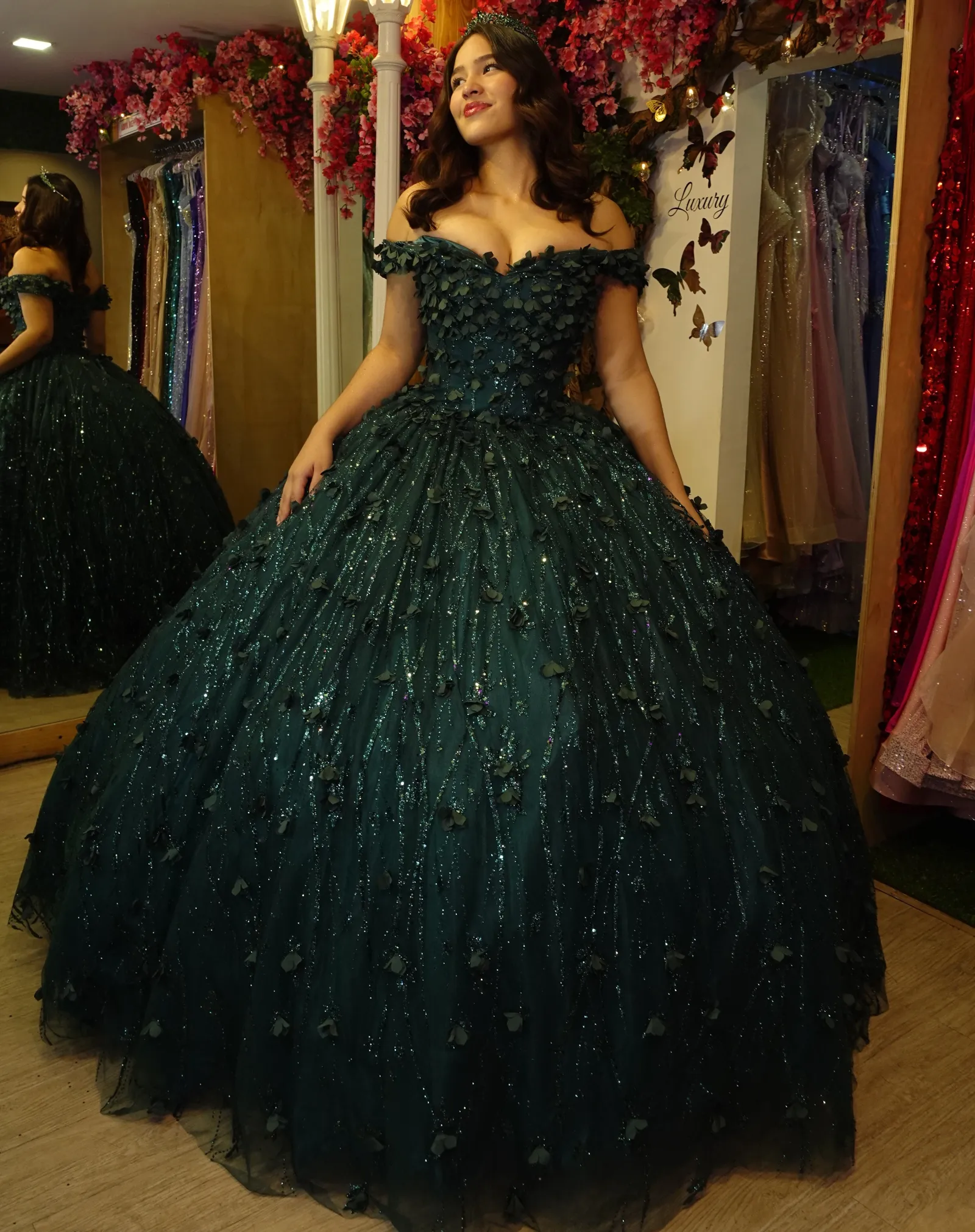 Vestido de 15 años Off Shoulder estilo corset decorado con flores en 3D y decoraciones en glitter falda corte princesa con cola