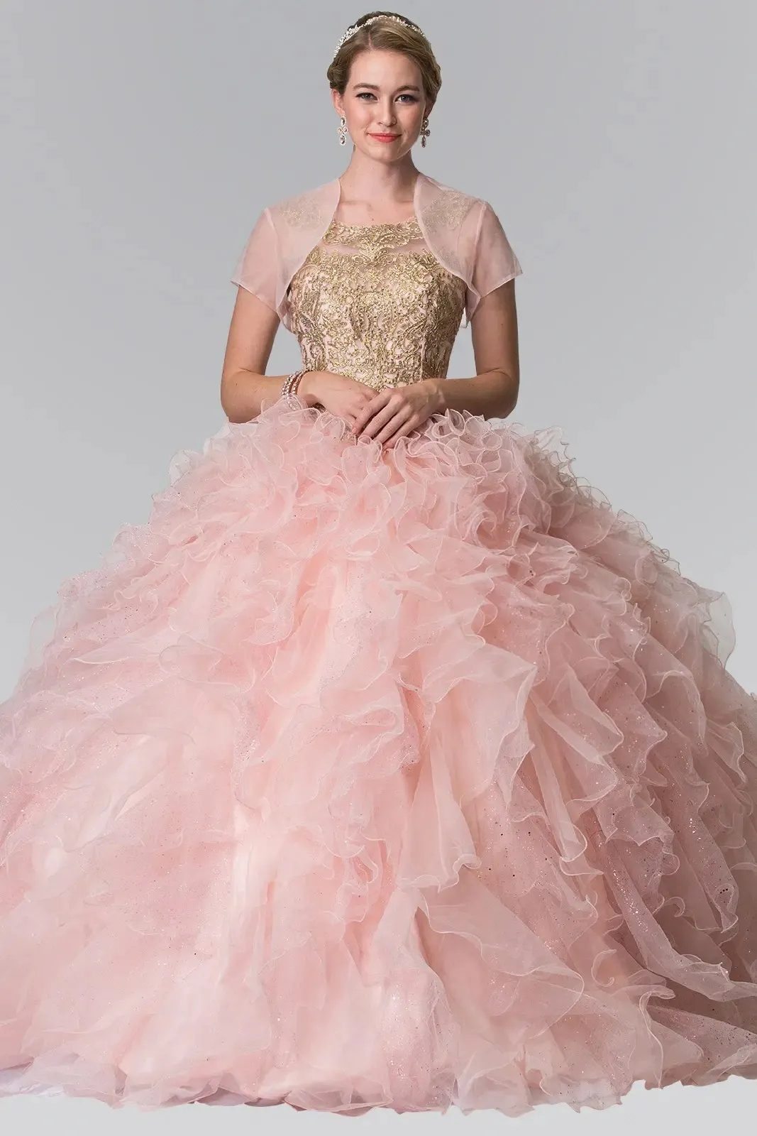 Vestido de 15 años cuello Halter espalda descubierta estilo corset decorado con apliques dorados en top y falda corte princesa con volantes