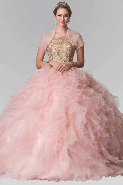 Vestido de 15 años cuello Halter espalda descubierta estilo corset decorado con apliques dorados en top y falda corte princesa con volantes
