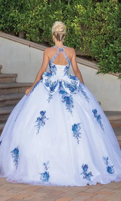 Vestido de 15 años cuello Halter decorado con apliques de flores y falda corte Princesa con Lazo