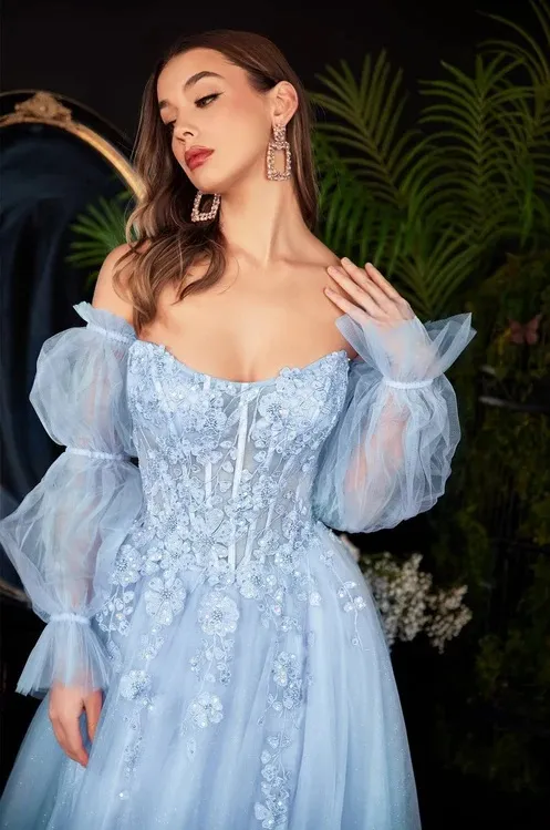 Vestido de gala color Celeste estilo corset con mangas abullonadas y falda corte A con abertura
