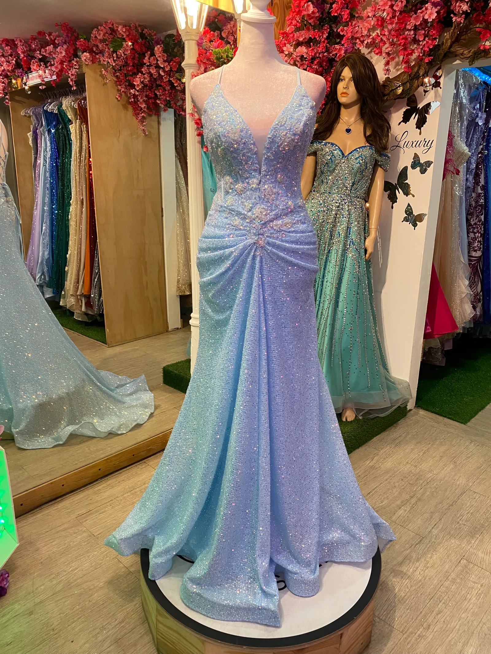 Vestido de Gala en tela de microlentejuelas decorado con finos apliques de flores y falda corte Sirena con drapeado