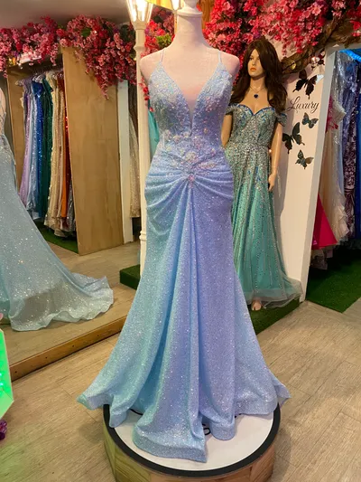 Vestido de Gala en tela de microlentejuelas decorado con finos apliques de flores y falda corte Sirena con drapeado