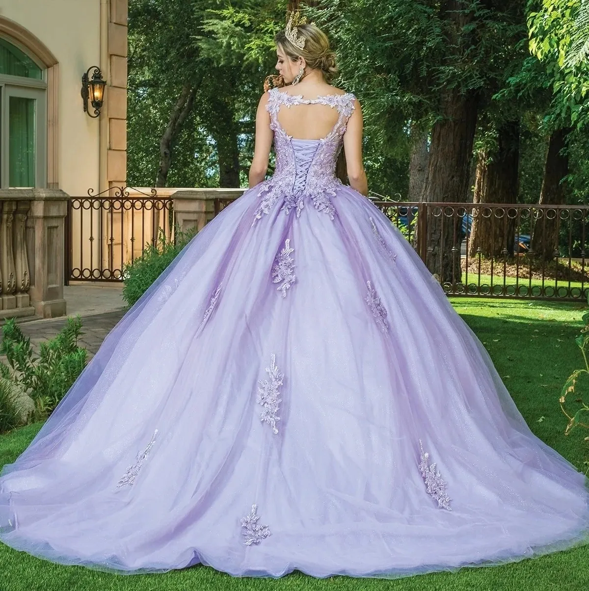 Vestido de 15 años decorado con apliques y piedras en Top, falda corte Princesa con cola